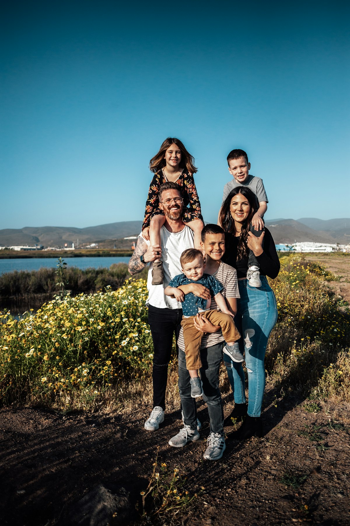 Consultor financiero explicando programas sociales a una familia