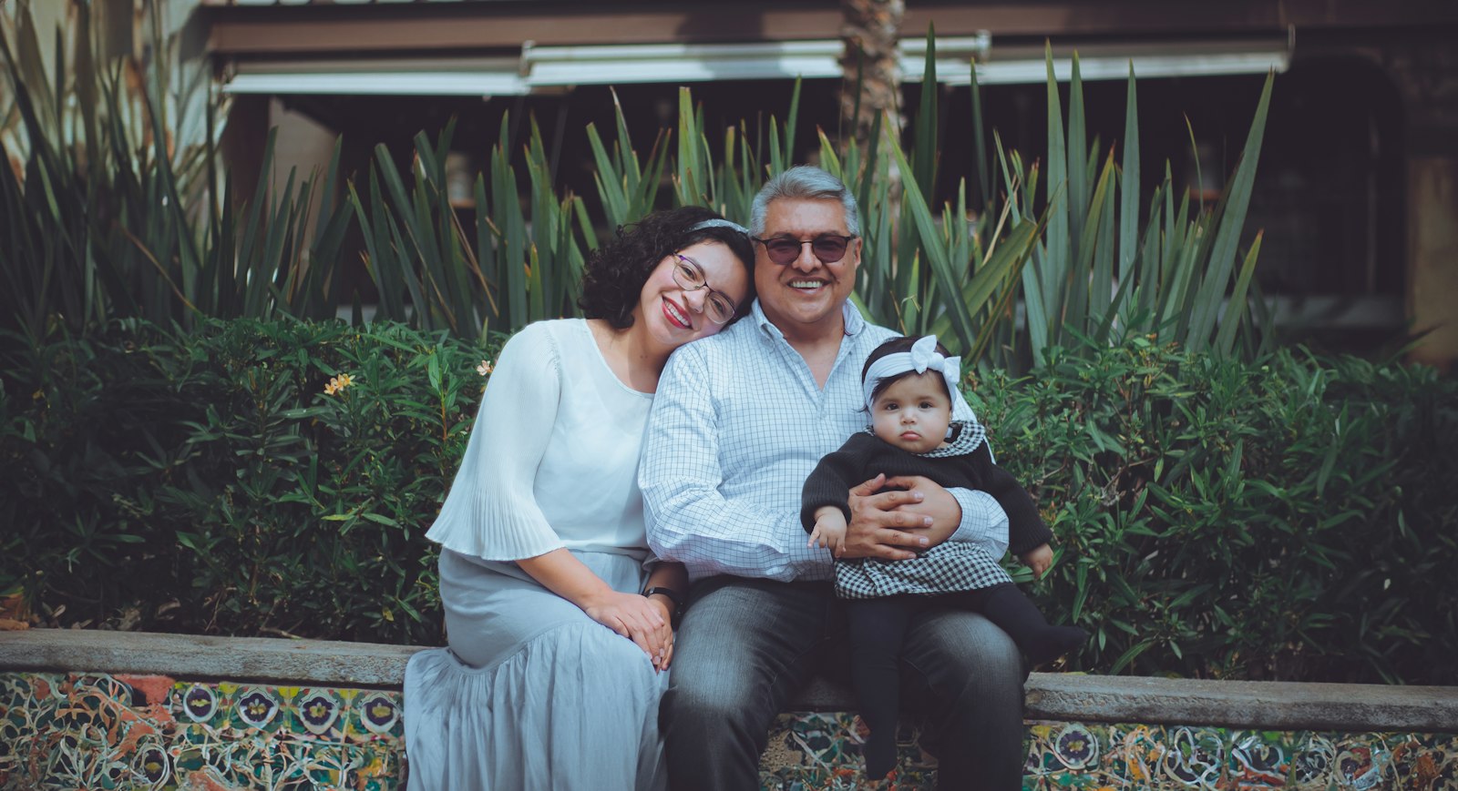 Familia mexicana revisando documentos financieros con un asesor